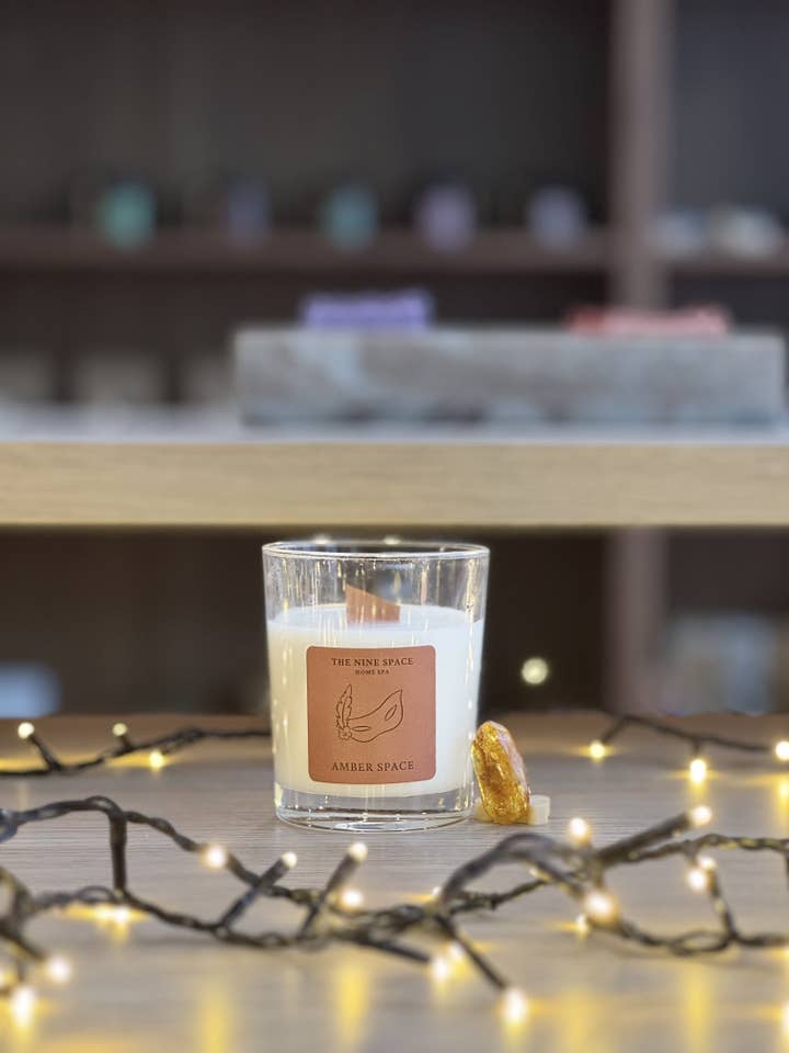 Bougie AMBER SPACE - Verre transparent avec mèche en bois pour la vente par THE NINE SPACE