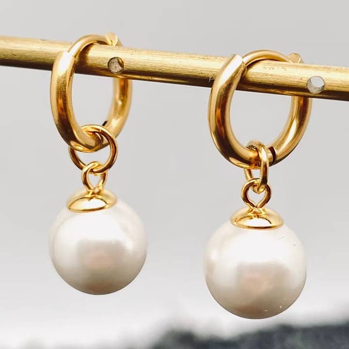 FGS - Rund perle Charm18K forgyldte Hugge øreringe for engroshandel hos Mio Queena