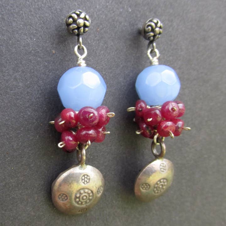 MoonTree Boutique - Vendita all'ingrosso Orecchini pendenti - Ciondolo in calcedonio blu, granato rodolite e argento sterling