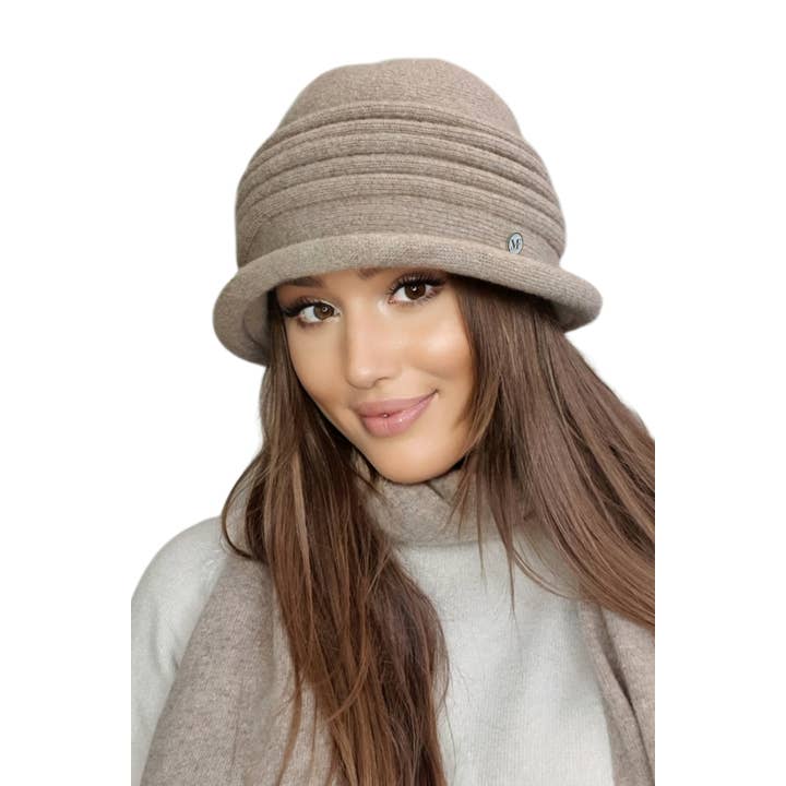 Gorro de punto estilo campana con detalles elegantes y pin MF para venta al por mayor de M BY FLECHET