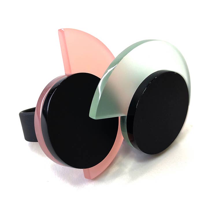 IZA NF acrylic ring SECRET GARDEN line and other Purchase Wholesale tazas df. Free Returns & Net 60 Terms on Faire trending on Faire.