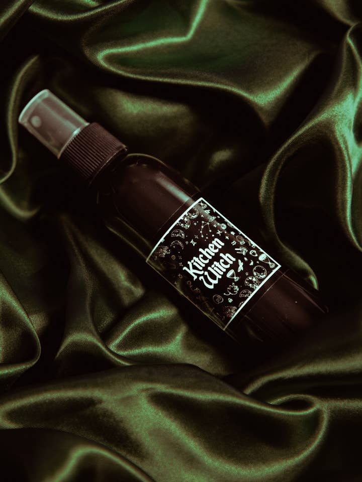Kökshexa Rum- och Linspray | Haus Goods för wholesale av The Pretty Cult