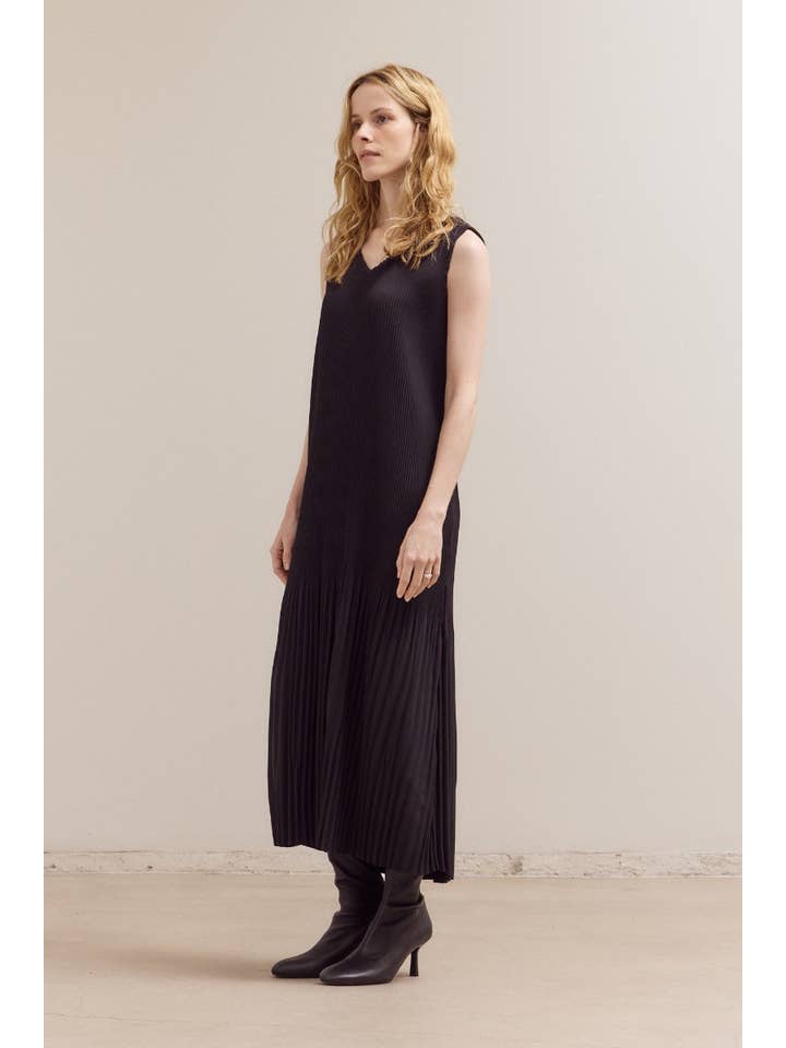 Black 61205 - WRINKLED PLEAT SLEEVELESS MAXI DRESS for wholesale on Faire2