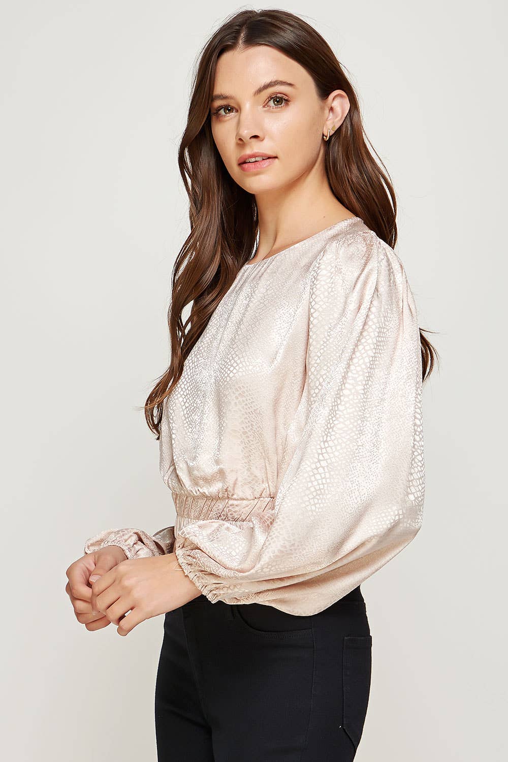 Strut & Bolt – Großhandel Bluse – Damen – Rückenfreie Jacquard-Satinbluse mit offenem Rücken14