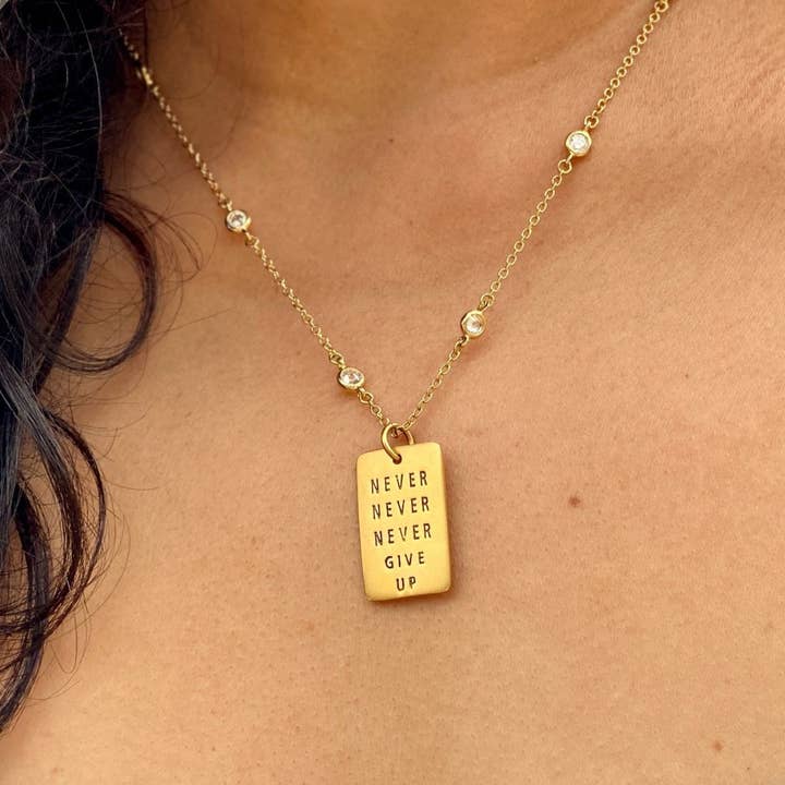 Collana con piastrina Never Give Up con cristalli per la vendita all'ingrosso da parte di Gogh Jewelry Design