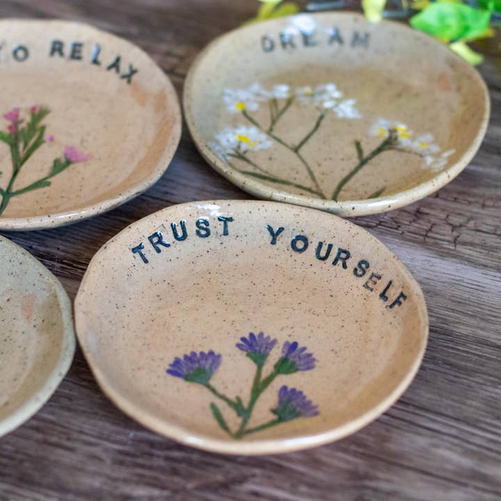 Tara Kothari – wholesale Smyckesfat – RELAX - Pressad blomma keramik smycken maträtt