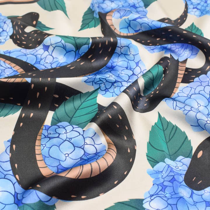 Arlo Goods – Großhandel Schal – Damen – Seidenschal mit Schlange und Hortensien3