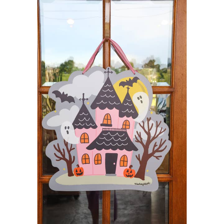Rosa Spukhaus mit Geister-Türhänger für den Großhandel von Doodles By Rebekah