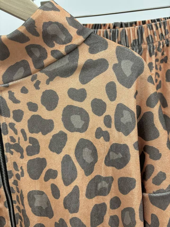 Jiawaknitart - Wholesale Lounge Set - Women's - Relaxed Leopard Print Lounge Set5