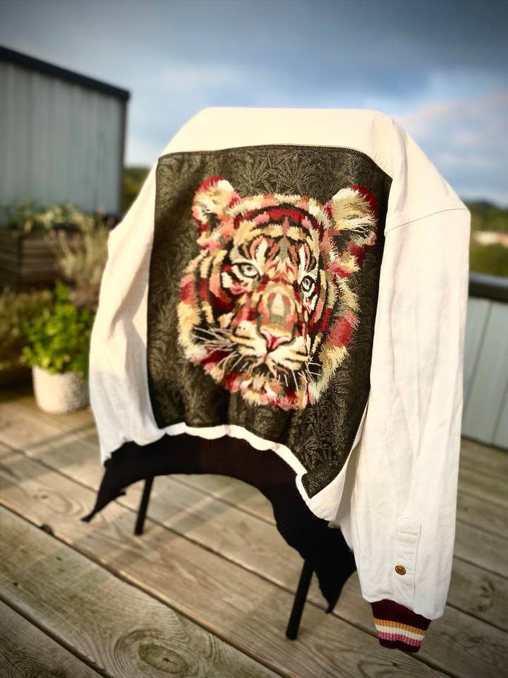 Veste TIGRE blanc pour la vente par Nicole Cavallaro