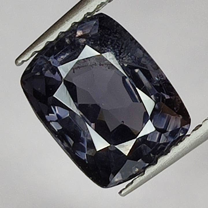 2.31ct. Espinela Morada talla cojin 9x7mm para venta al por mayor de Naturjoya