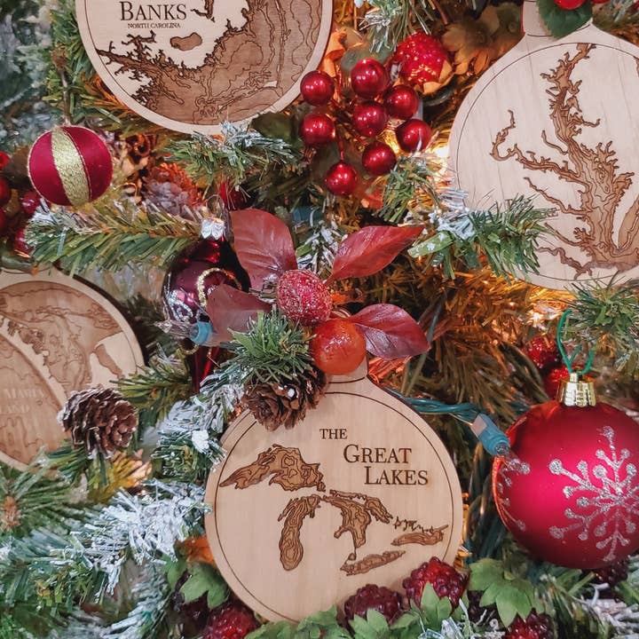 Nautische kaart met laser gegraveerd houten kerstversiering voor wholesale door Sea & Soul Nautical Chart Art