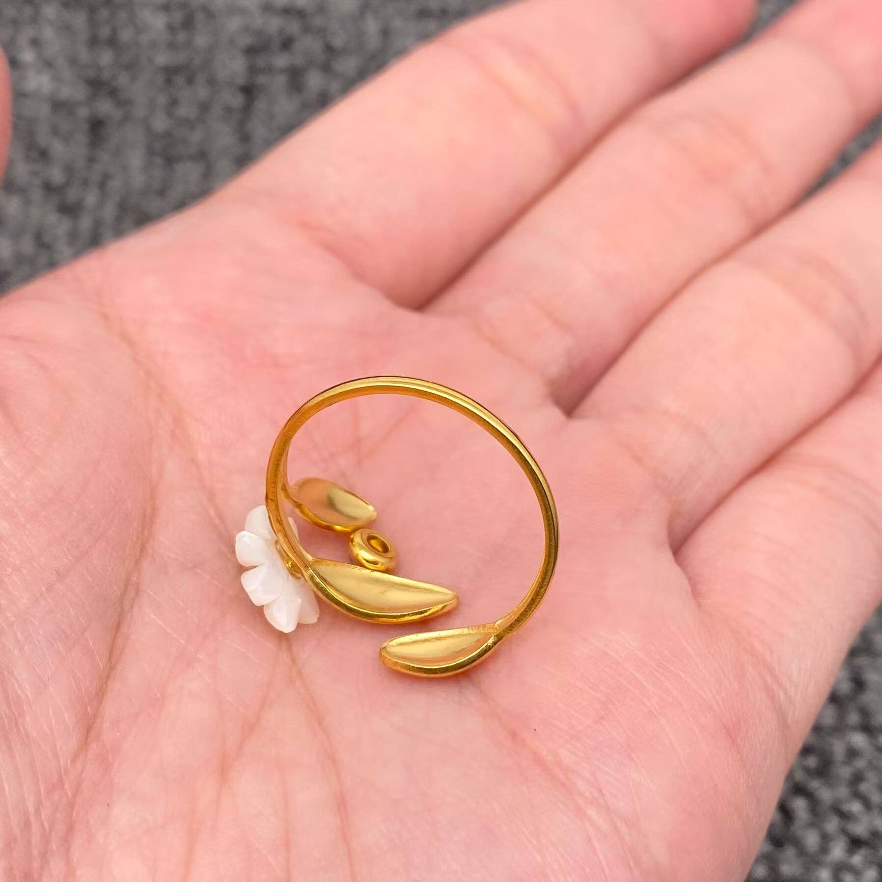 Mio Queena - Wholesale Cocktail/Statement Ring - Shell Flower 18K Gold Plated SS Adjustable Ring - FGS2