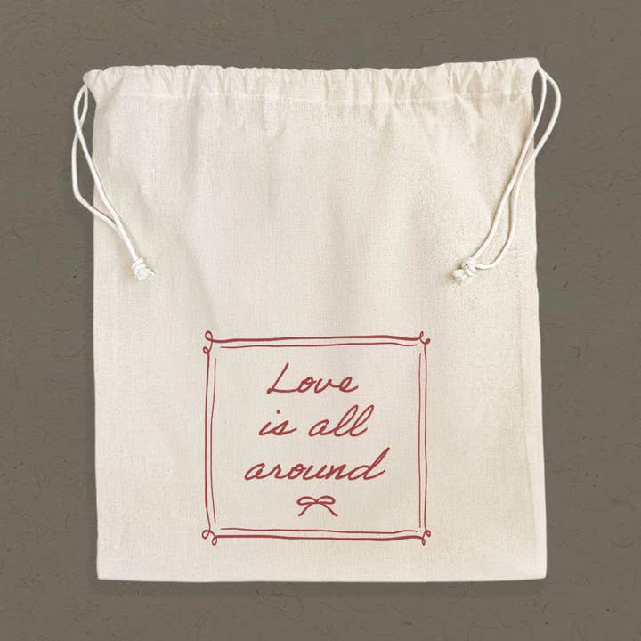 L'amour est partout - Sac à cordon en coton pour la vente par Boheme Bliss