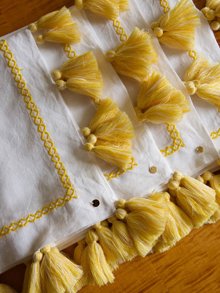 Ensemble de serviettes en lin à pampilles brodées Frangía pour la vente par Deux Pigeons