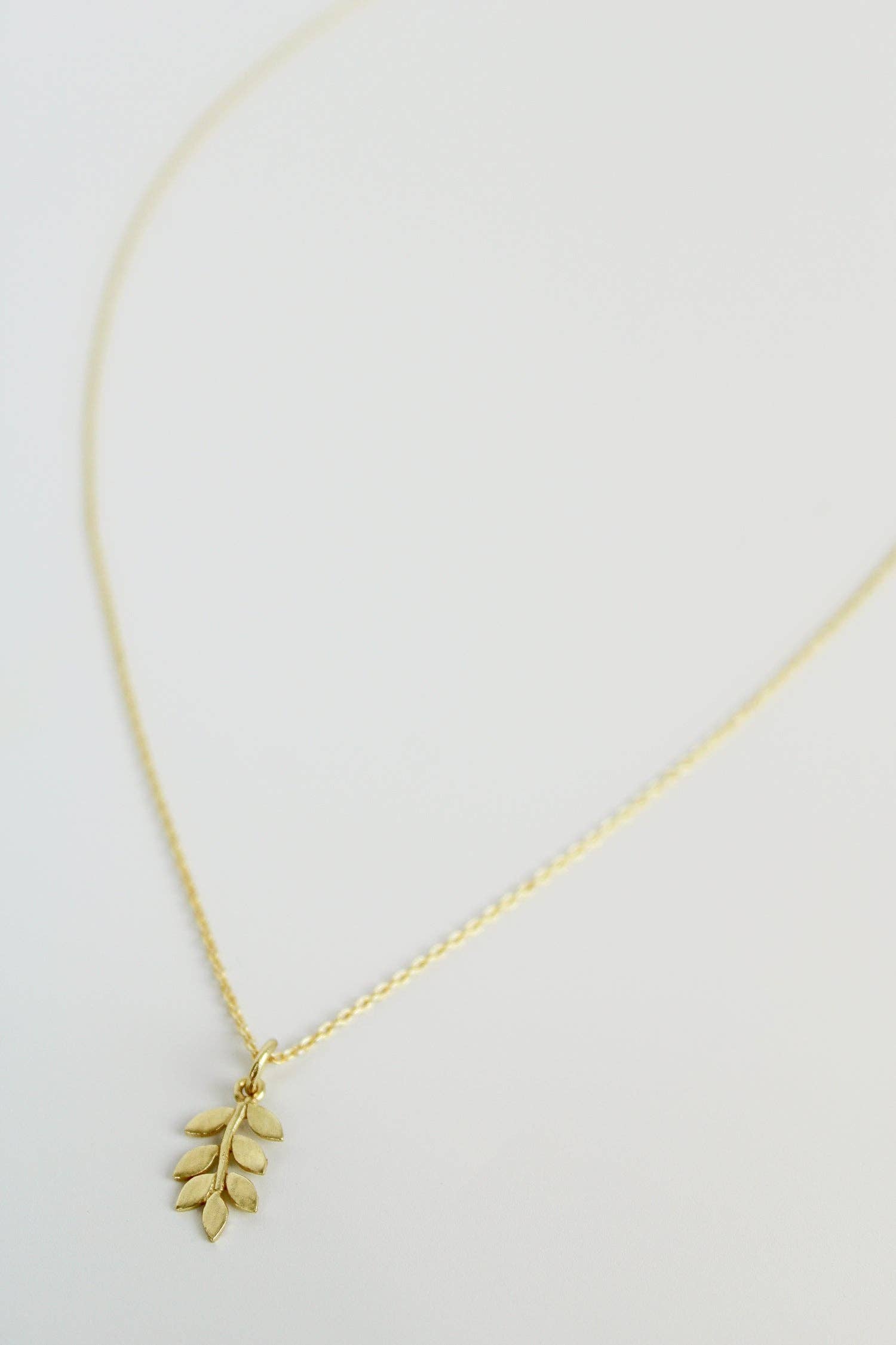 My Doris – wholesale Pendant/charm necklace – DAINTY LEAF NECKLACE1