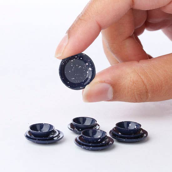 Factory Direct Craft - Vente Accessoire de poupée – enfant - Ensemble d'assiettes miniatures en émail bleu pour maison de poupée2