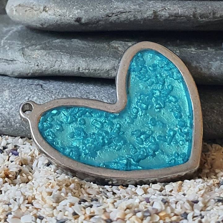 Pendentif cœur bleu Sand & Waters edge pour la vente par Jo Thomas Jewellery