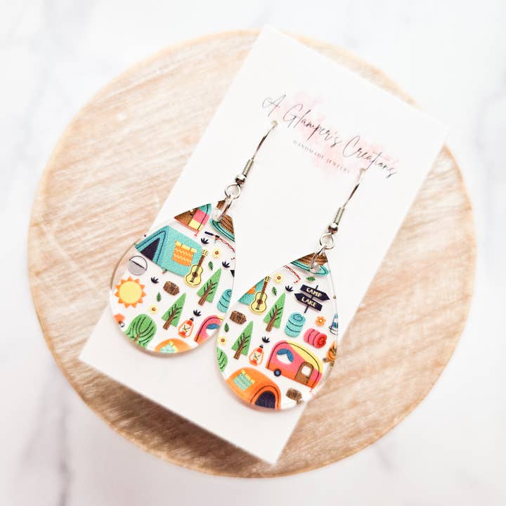 Camping-Themen Acryl-Tropfenohrringe für den Großhandel von A Glamper's Creations LLC