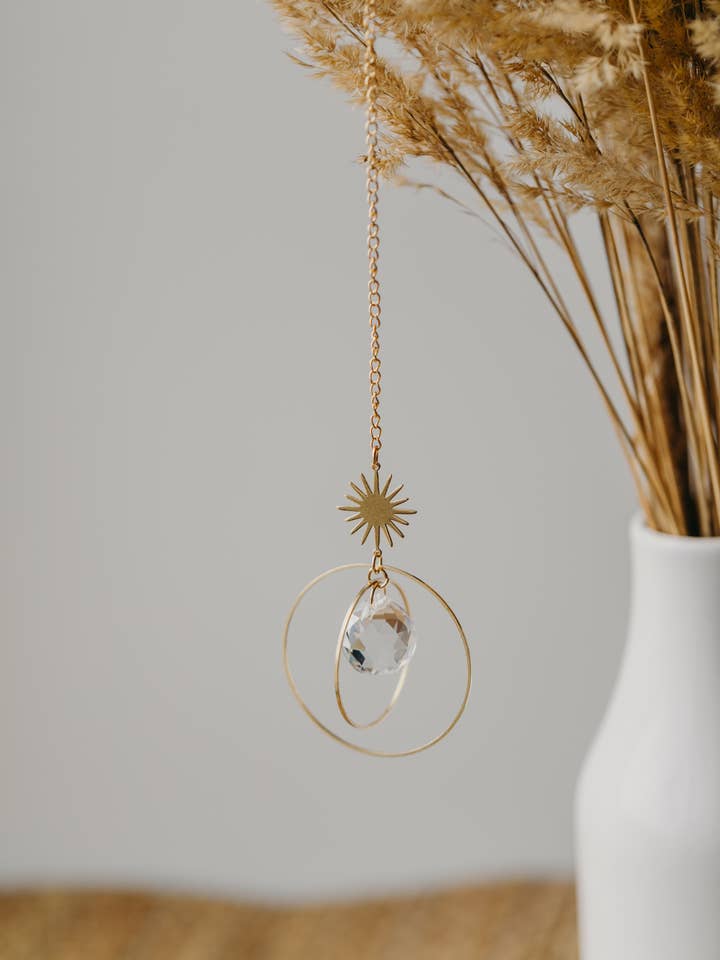 goldener Sonnenfänger mit Regenbogenkristall kleiner Sonne für den Großhandel von walnutandcherry