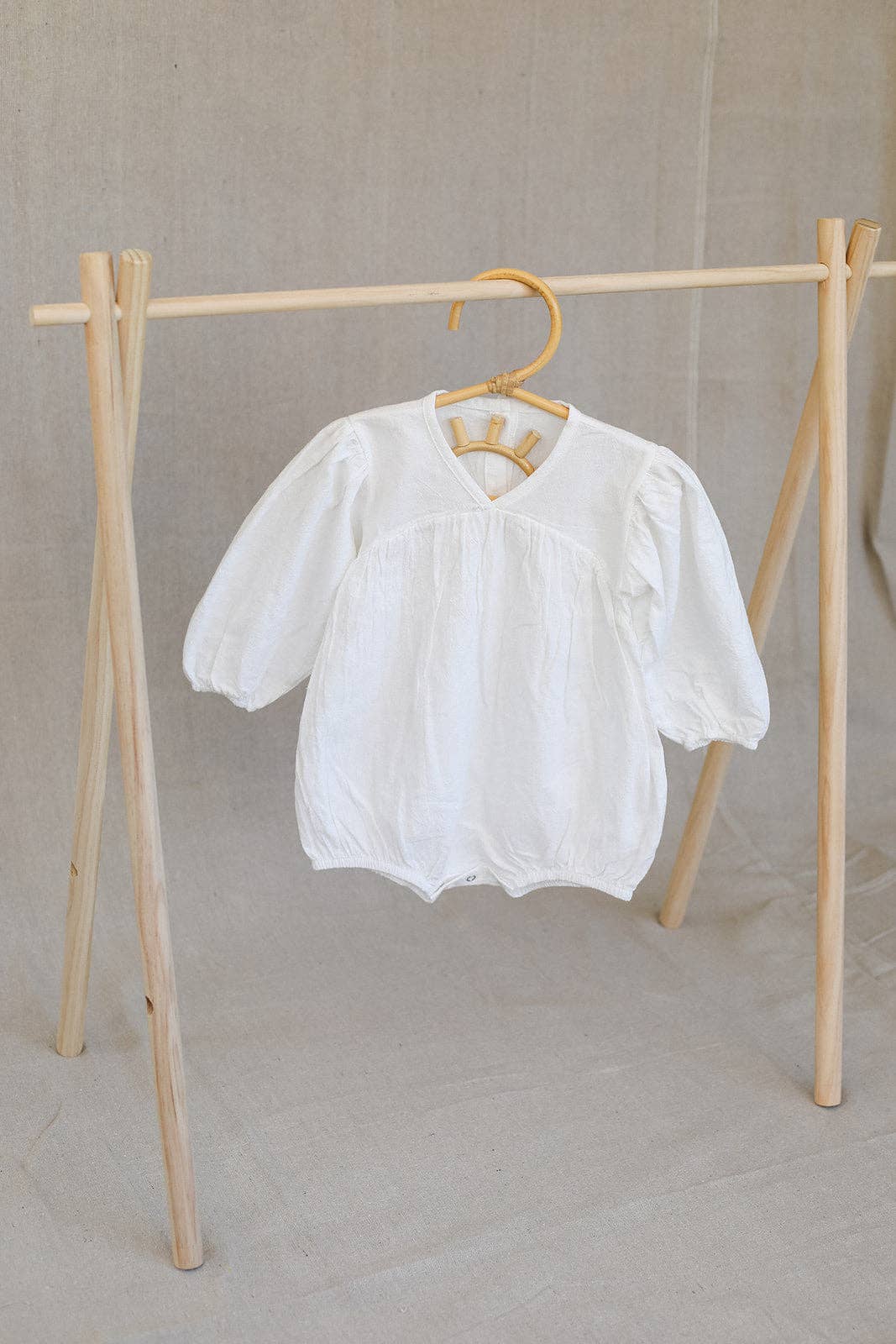 ntrl co. - Vente Body (sans pieds) – bébé - Chloe Barboteuse Bulle | Bulle Classique en Lin Blanc7