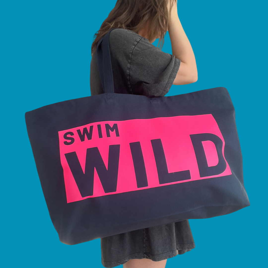 the Cornish studio – Engroshandel Tote bag - Dame – Swim Wild stor taske i marineblå/neon pink1