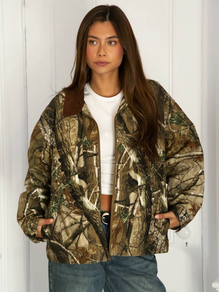 Veste camouflage LAUREL oversize à épaules tombantes, col en velours côtelé pour la vente par TICTOC