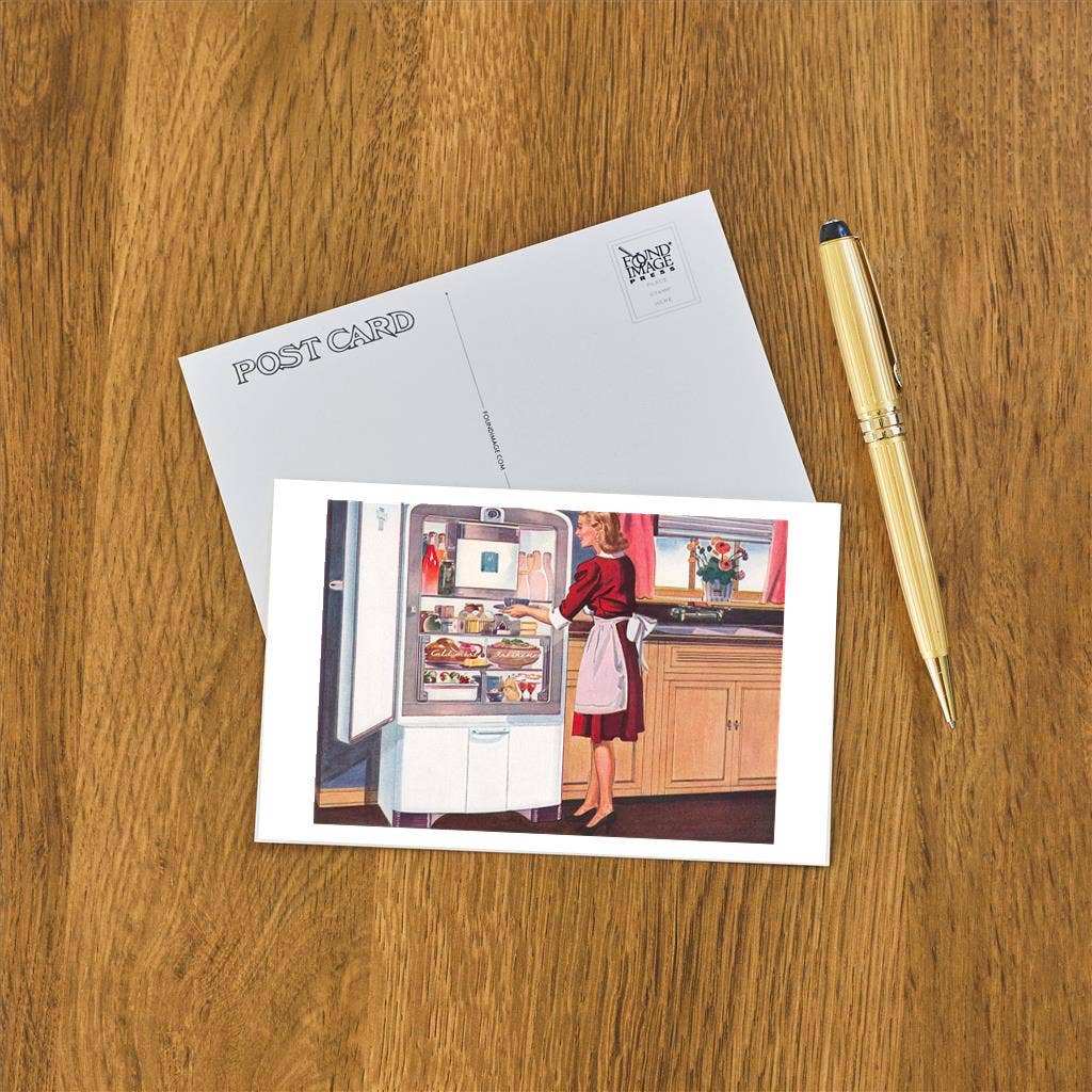 Found Image Press - Vente Cartes postales - Carte postale CK-56 Femme devant un réfrigérateur ouvert1
