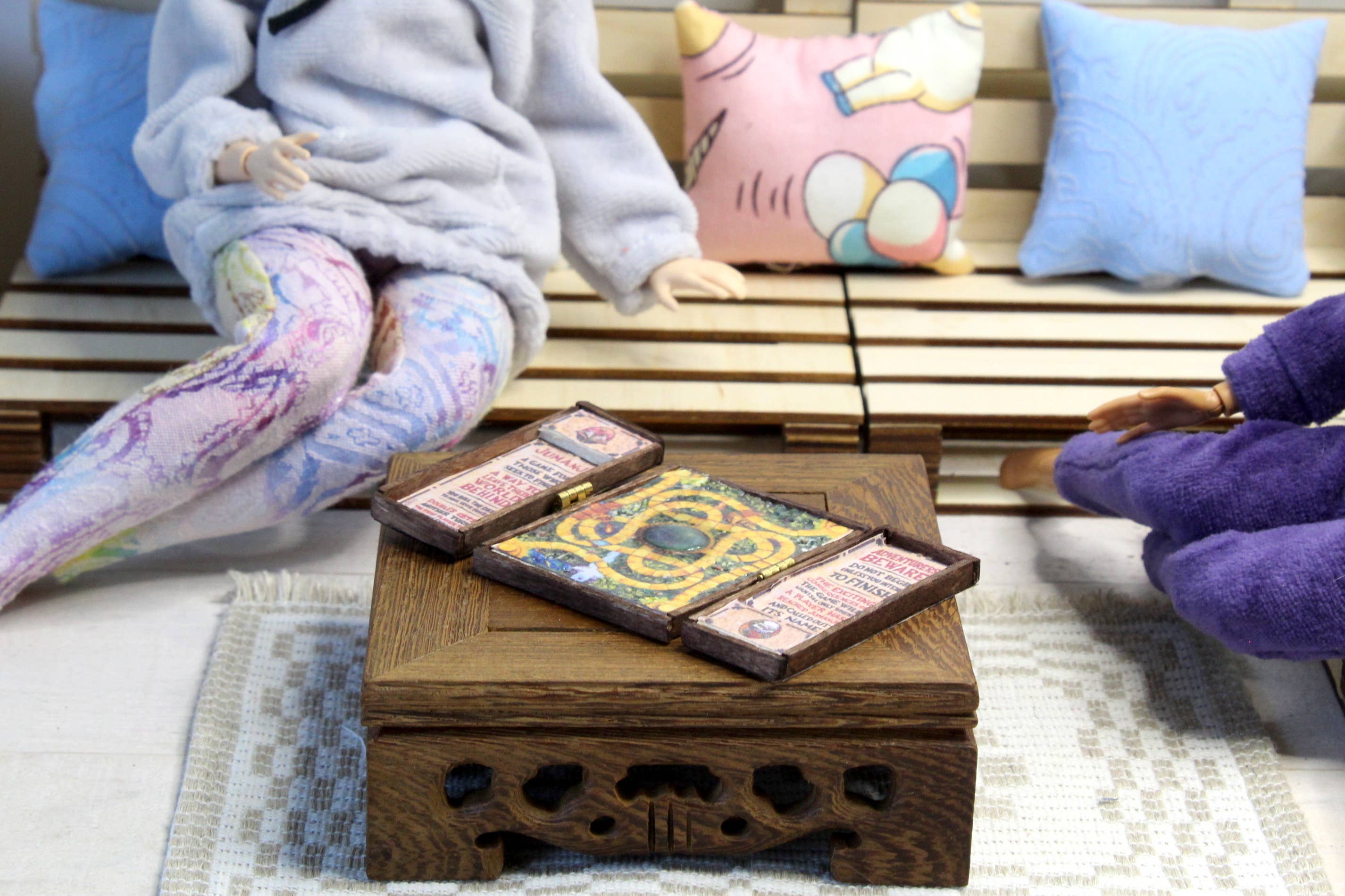 Lenasminiland - Venta al por mayor Juego de accesorios para muñecas - Niños - Tablero de juego de selva en miniatura. Mesa de madera pequeña casa de muñecas6