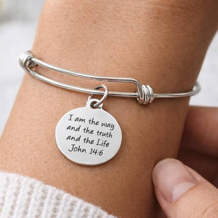 Bracelet gravé en acier inoxydable Joie De Vivre Bracelet extensible Cadeau inspirant Phrase française Bijoux minimalistes pour la vente par JKCE Designs