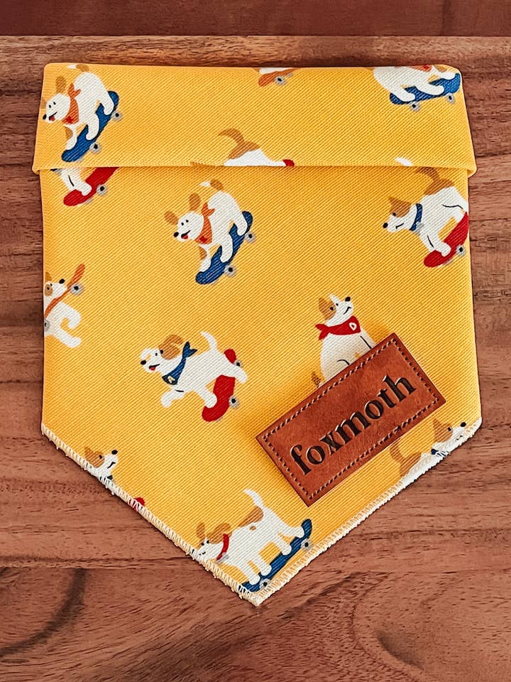 Chiens en skateboard | Bandana pour chien à pression | Rétro moderne pour la vente par FoxMoth