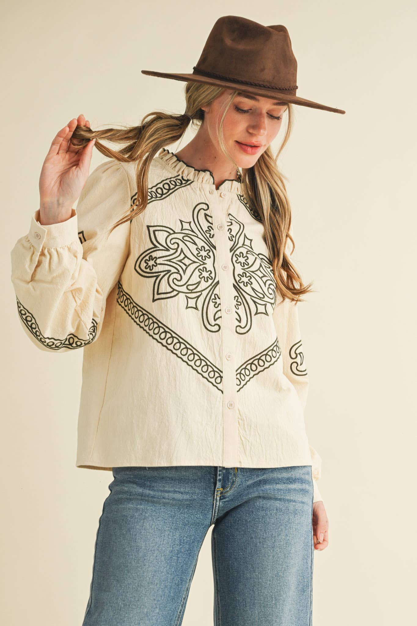 &MERCI – Engroshandel Skjorte med buttondown – til kvinder – BRODERET MOCK NECK KNAPPEBLUSE MTP333656