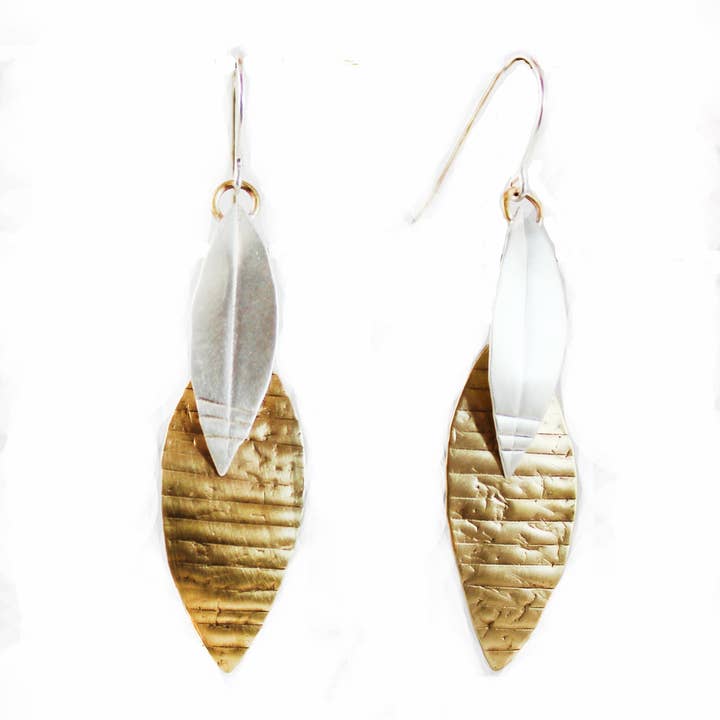 Boucles d'oreilles à maillons élégants en argent sterling et laiton pour la vente par Whitney Designs Ltd.