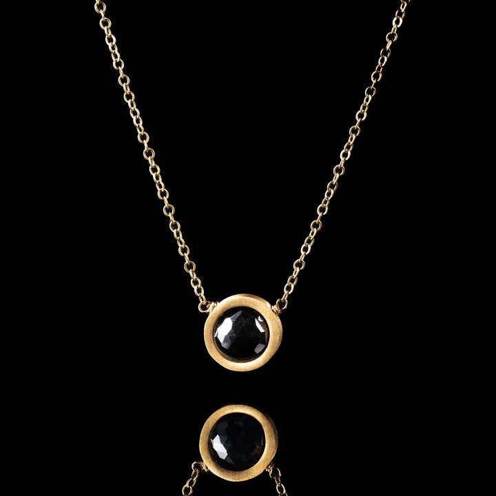 Collana a cerchio in ottone spazzolato spesso con onice nero per la vendita all'ingrosso da parte di Edgy Petal Jewelry