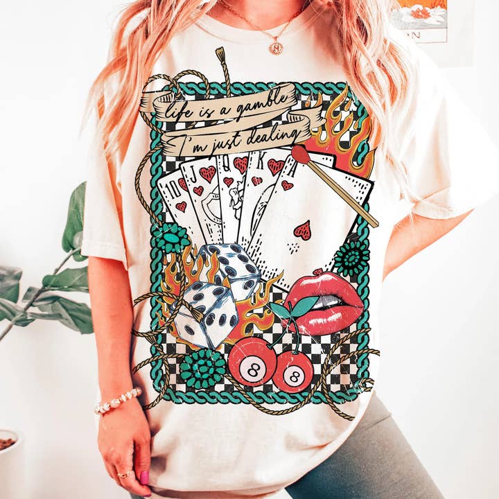 Maglietta Grafica La Vita È Un Gioco D'Azzardo per la vendita all'ingrosso da parte di Savage Rebel Co.
