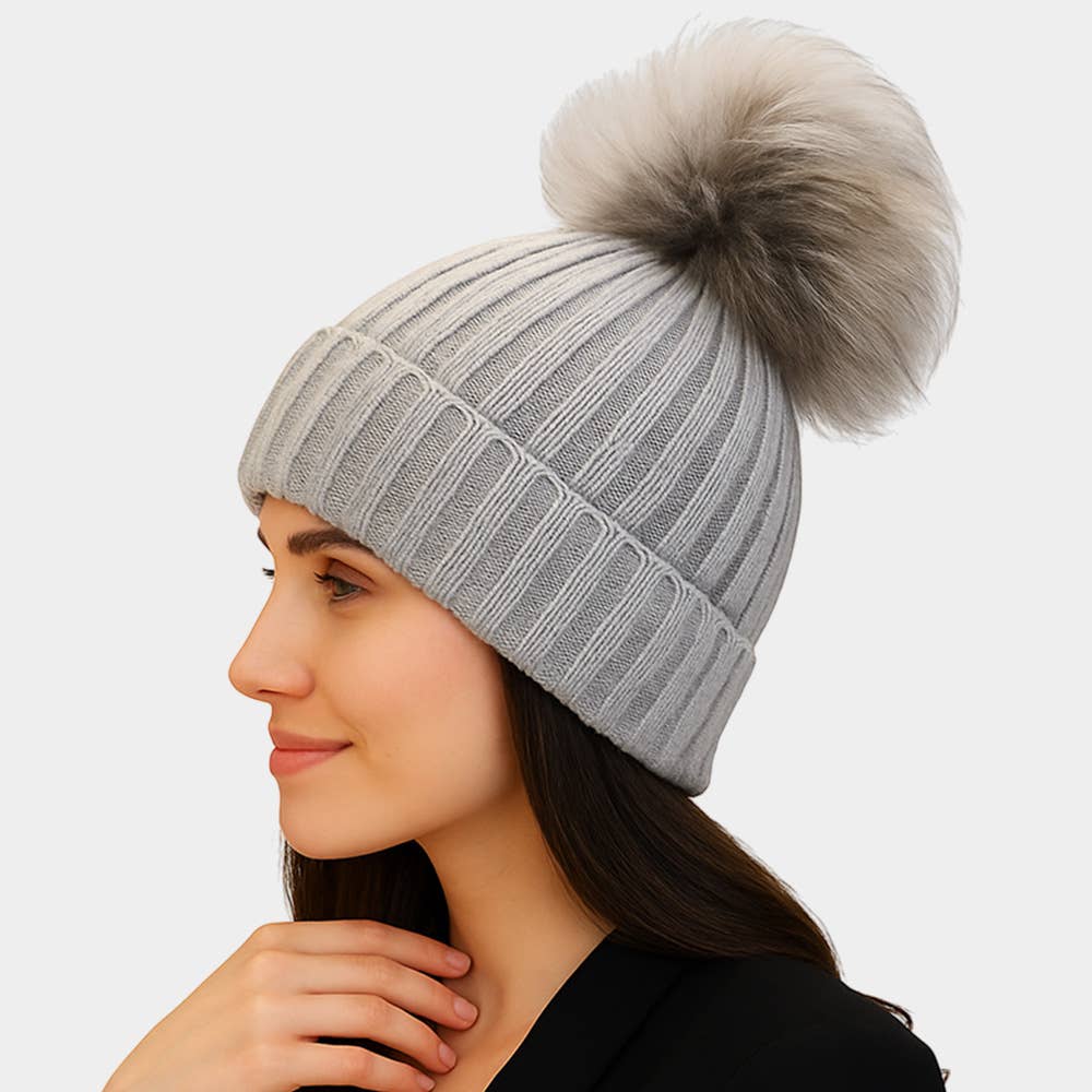 Sensibling Corp. – Großhandel Beanie – Damen – Gestrickte Mütze mit Fuchspelz-Bommel für den Winter1
