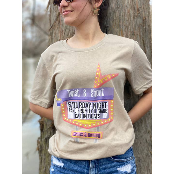 T-shirt graphique cajun Twist & Shout Saturday Night pour la vente par Pink House On River Road