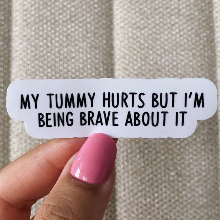 Pegatina «Me duele la barriga, pero estoy siendo valiente» para venta al por mayor de Kaela Milan Design Co