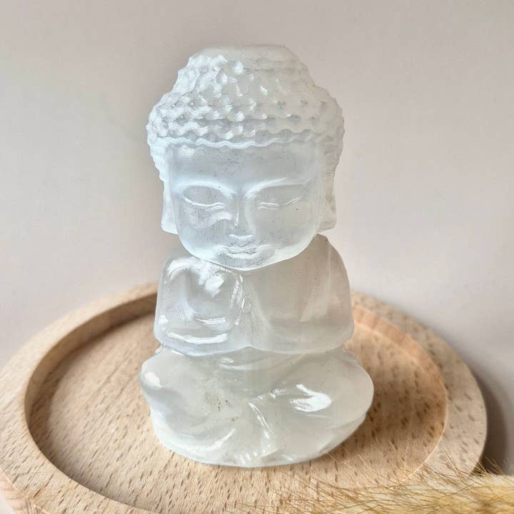 Pietra Preziosa Selenite Buddha 8cm – Purificazione e Protezione Spirituale per la vendita all'ingrosso da parte di Moonlight Gemstones