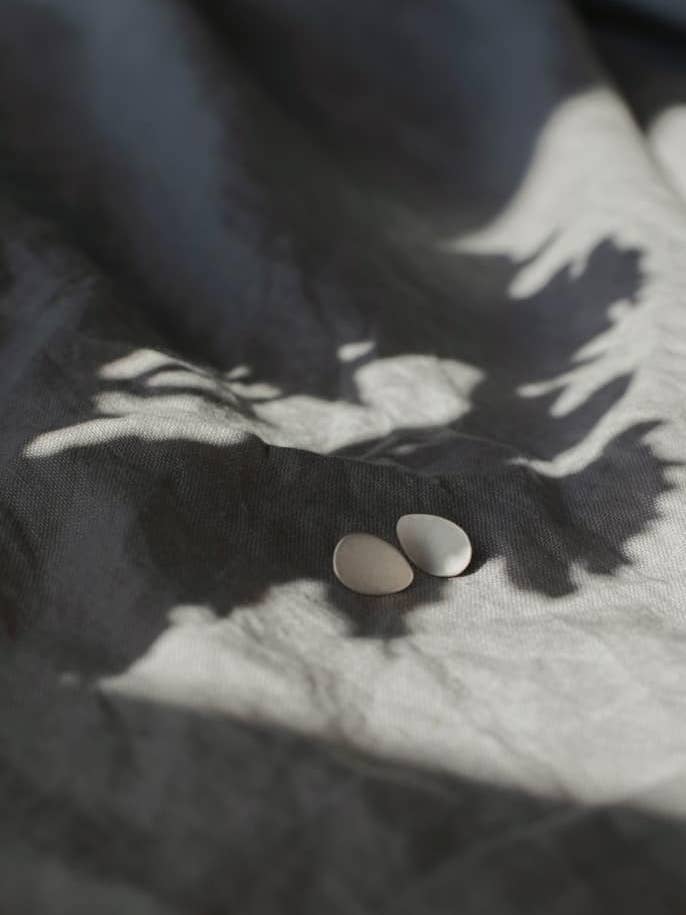 Öko Sterling Silber Mini-Ohrstecker in organischen Formen für den Großhandel von Studio Adorn