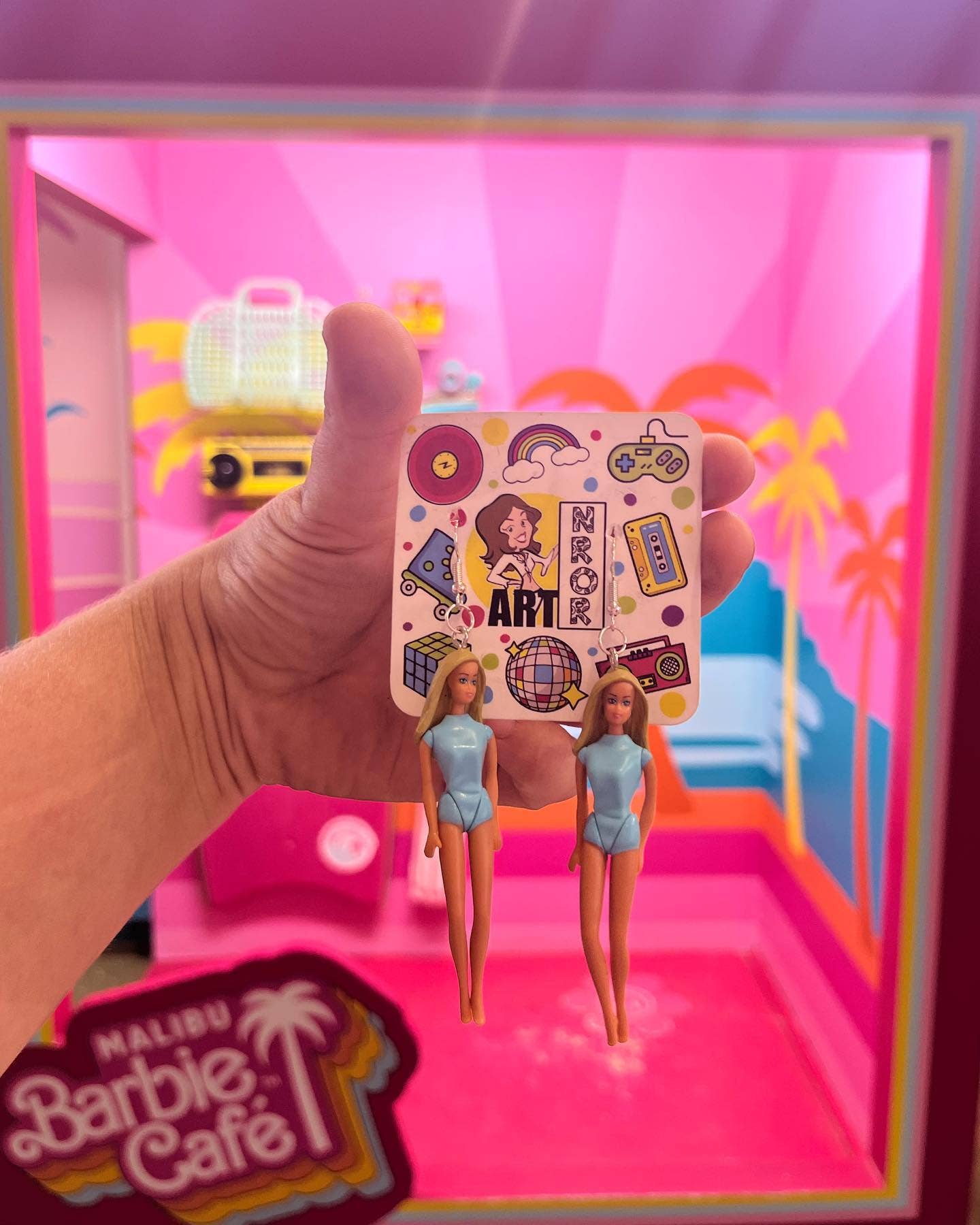 NO RHYME OR REASON ART – Brincos de argola por atacado – Brincos Malibu Barbie - Praia, Retro, Boneca Articulada
