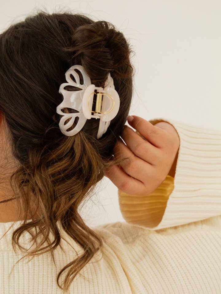 Pince à cheveux rose pâle brumeux pour la vente par Shop Andi