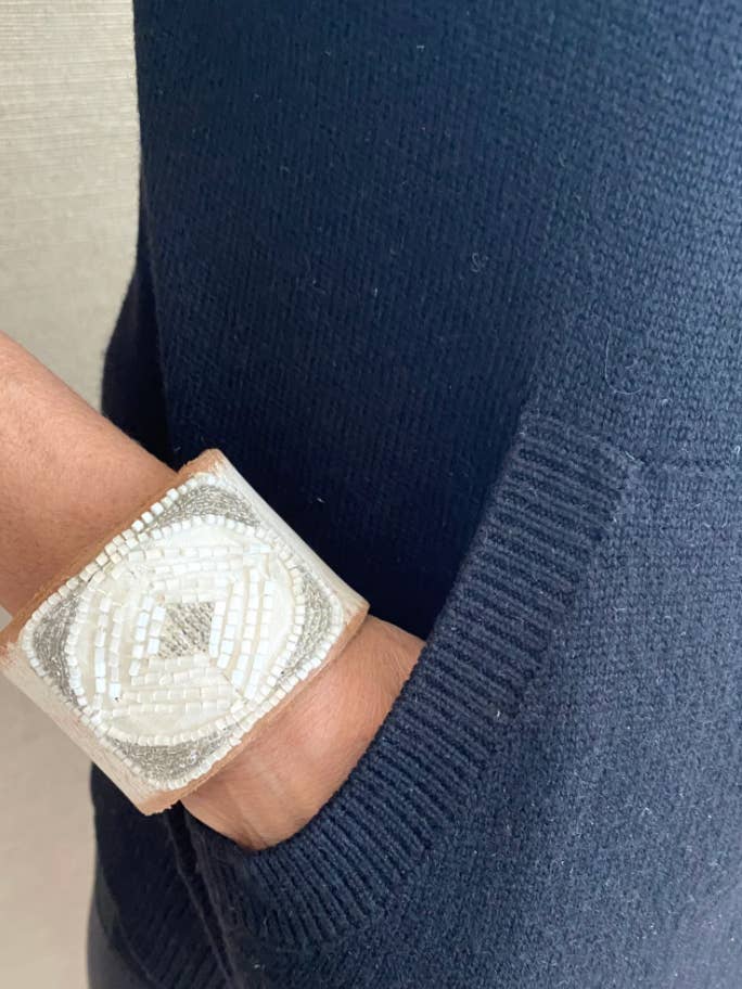 Bracelet à boucle de chaussure en cuir pour la vente par hipV Modern Vintage Jewelry