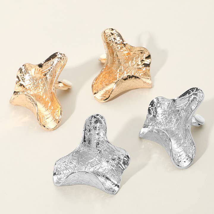 Pendientes abstractos con clip de metal texturizado para venta al por mayor de Sensibling Corp.