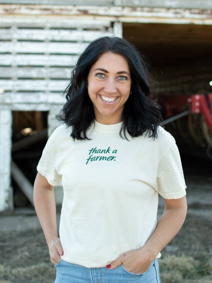 Camiseta gráfica de marfil "Agradece a un agricultor" occidental. para venta al por mayor de American Farm Company