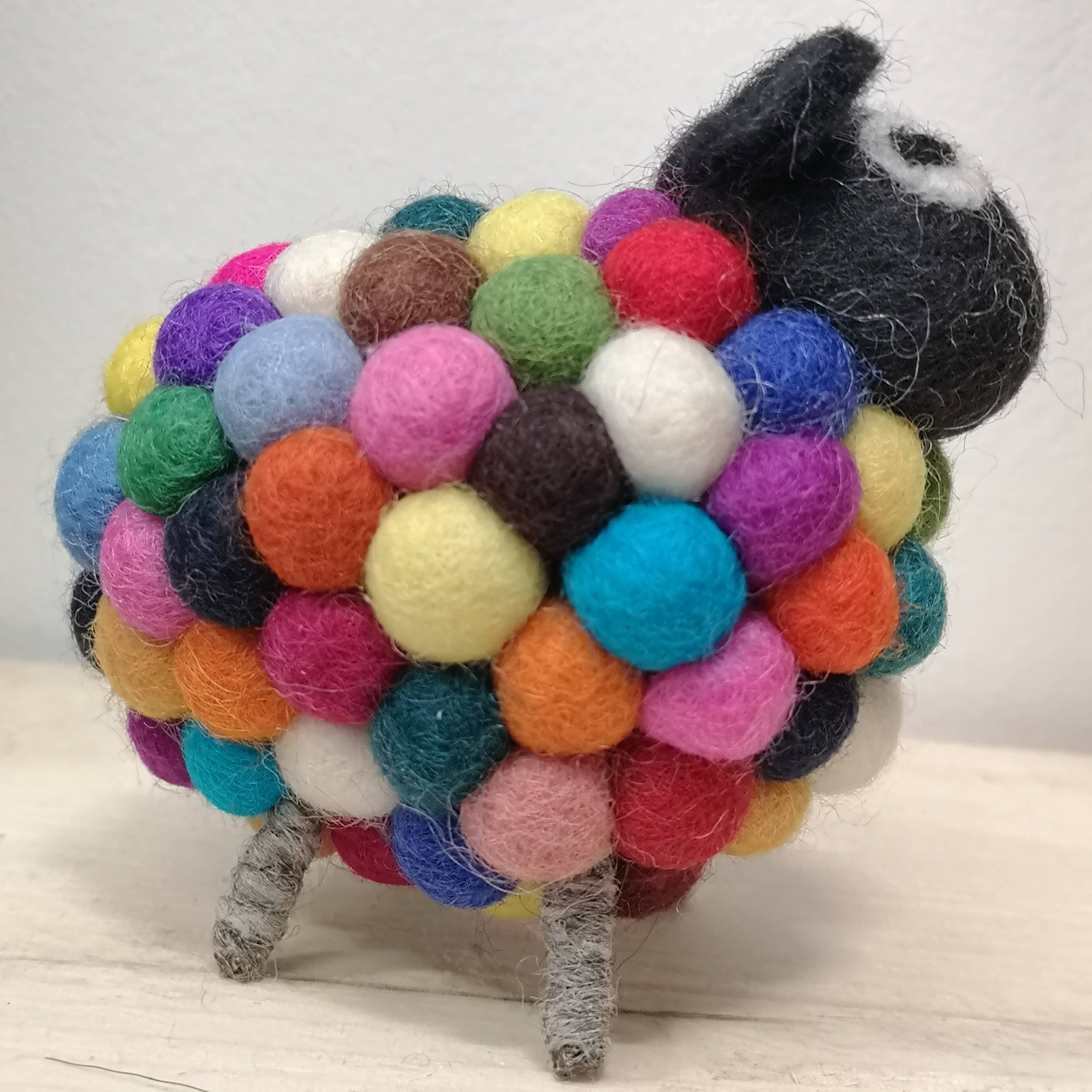 Cool Trade Winds – wholesale Decorative tabletop object – Felted PomPom Sheep1