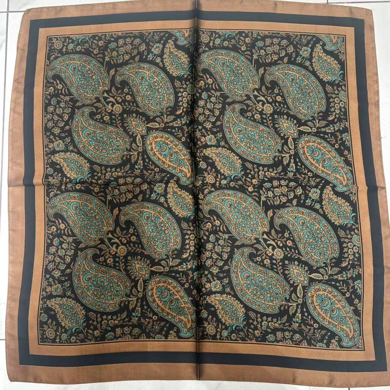 Castanho Lenço estampado 70x70 cm FL40 para venda a revendedores na Faire1