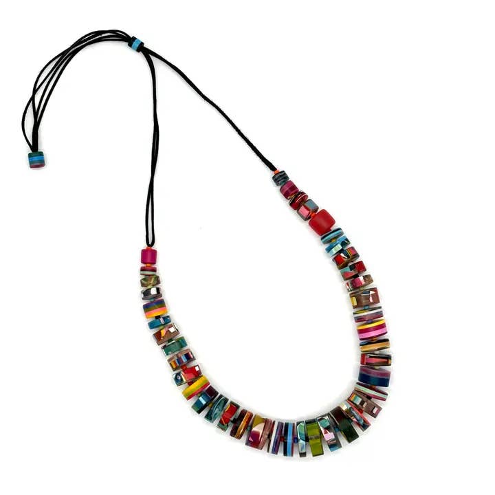 Collier en résine pour la vente par Mondo Trading Company