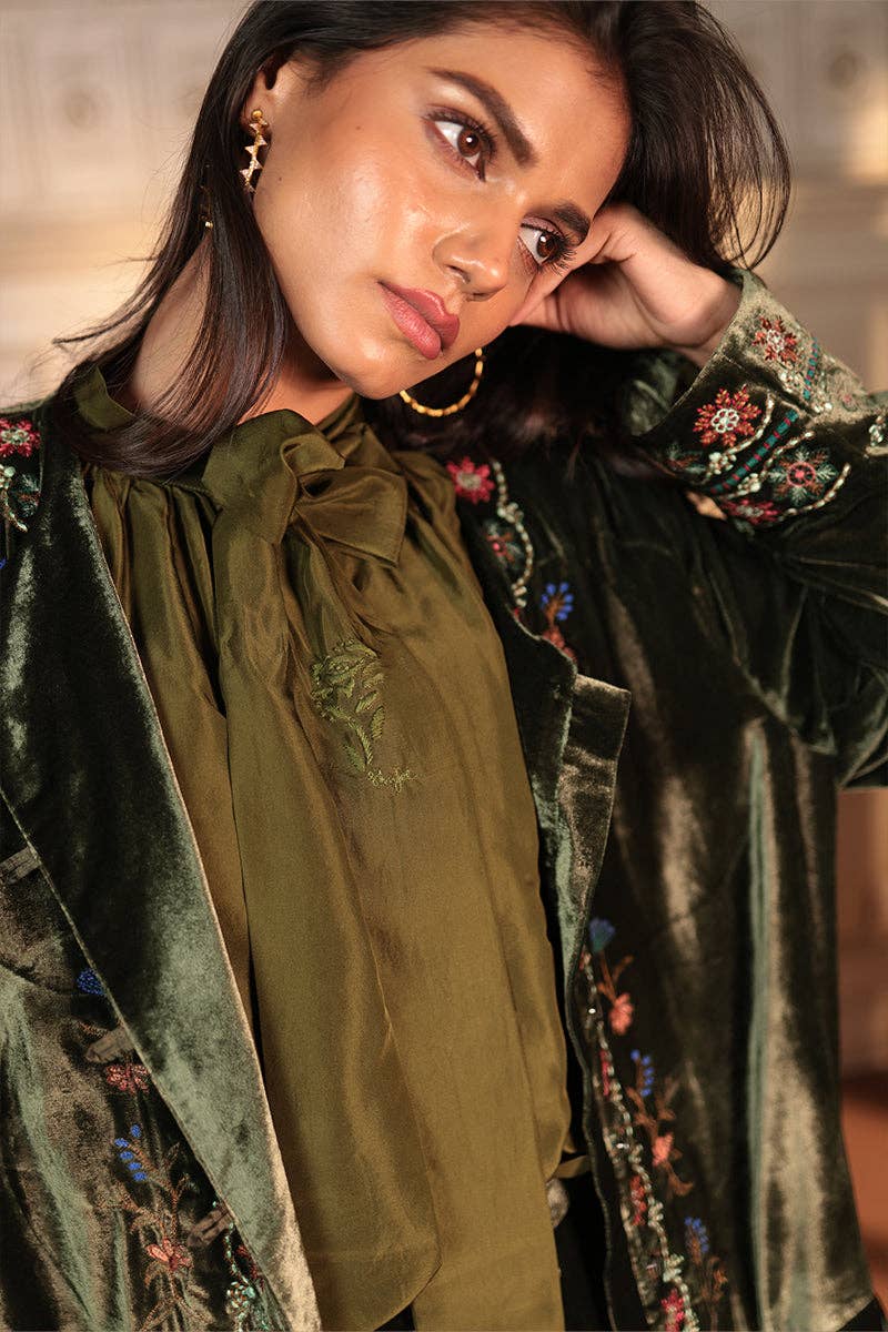 Ornaete – Großhandel Bluse – Damen – KRAWATTENBLUSE AUS SEIDE MIT KLEINEM ROSENDETAIL - Kein Zoll9