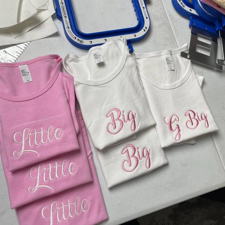 Top corto in cotone personalizzato con testo personalizzato della confraternita per la vendita all'ingrosso da parte di Stitch4pali